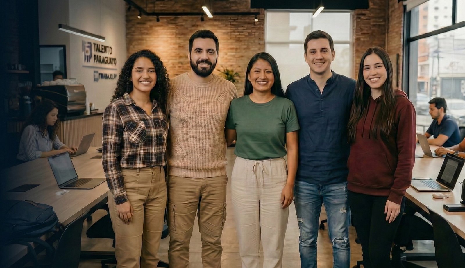Equipo diverso de profesionales trabajando en una mesa